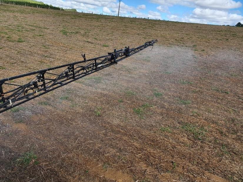 Produtos fitossanitários sendo levados para fora do alvo por conta do tamanho das gotas e velocidade do vento.