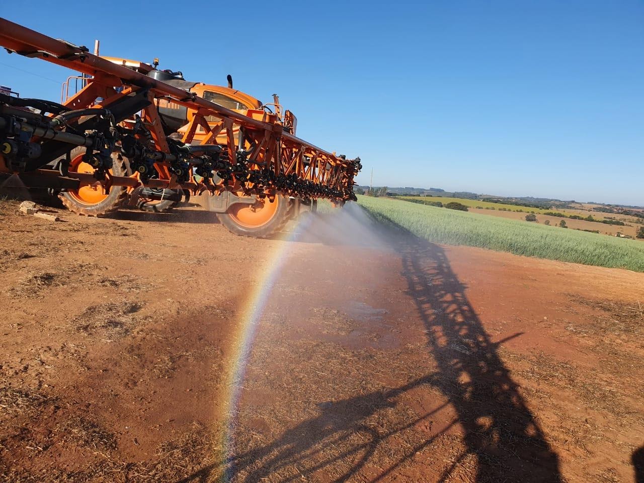 Máquina no campo realizando a aplicação de produtos fitossanitários.