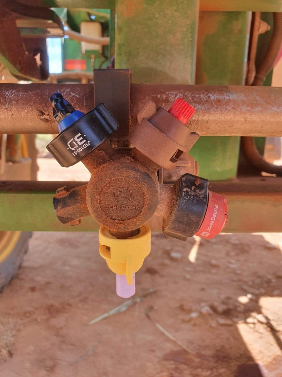 Bicos de pulverização por indução de ar nas cores amarela, azul e vermelha.