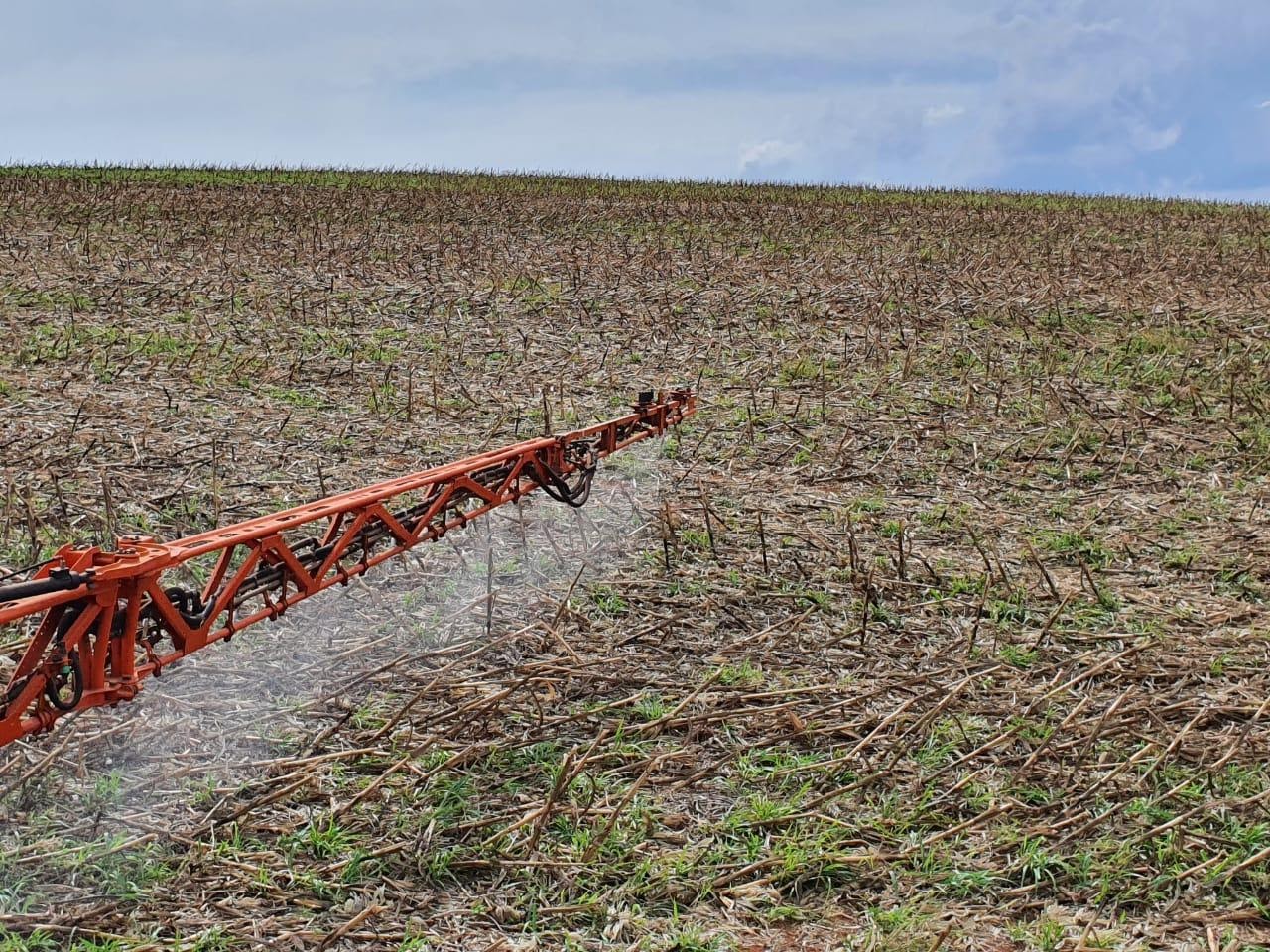 Aplicação de produtos fitossanitários em campo utilizando máquina com bico de indução de ar.