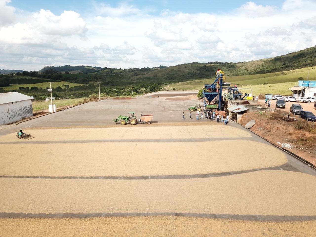 Visão aérea de maquinários em uma pós-colheita de café.