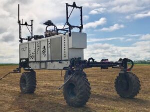 Máquina agrícola em um campo aberto