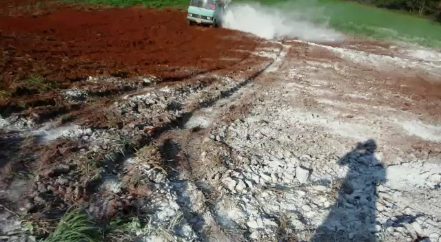 Calcário aplicado em superfície de uma lavoura de café