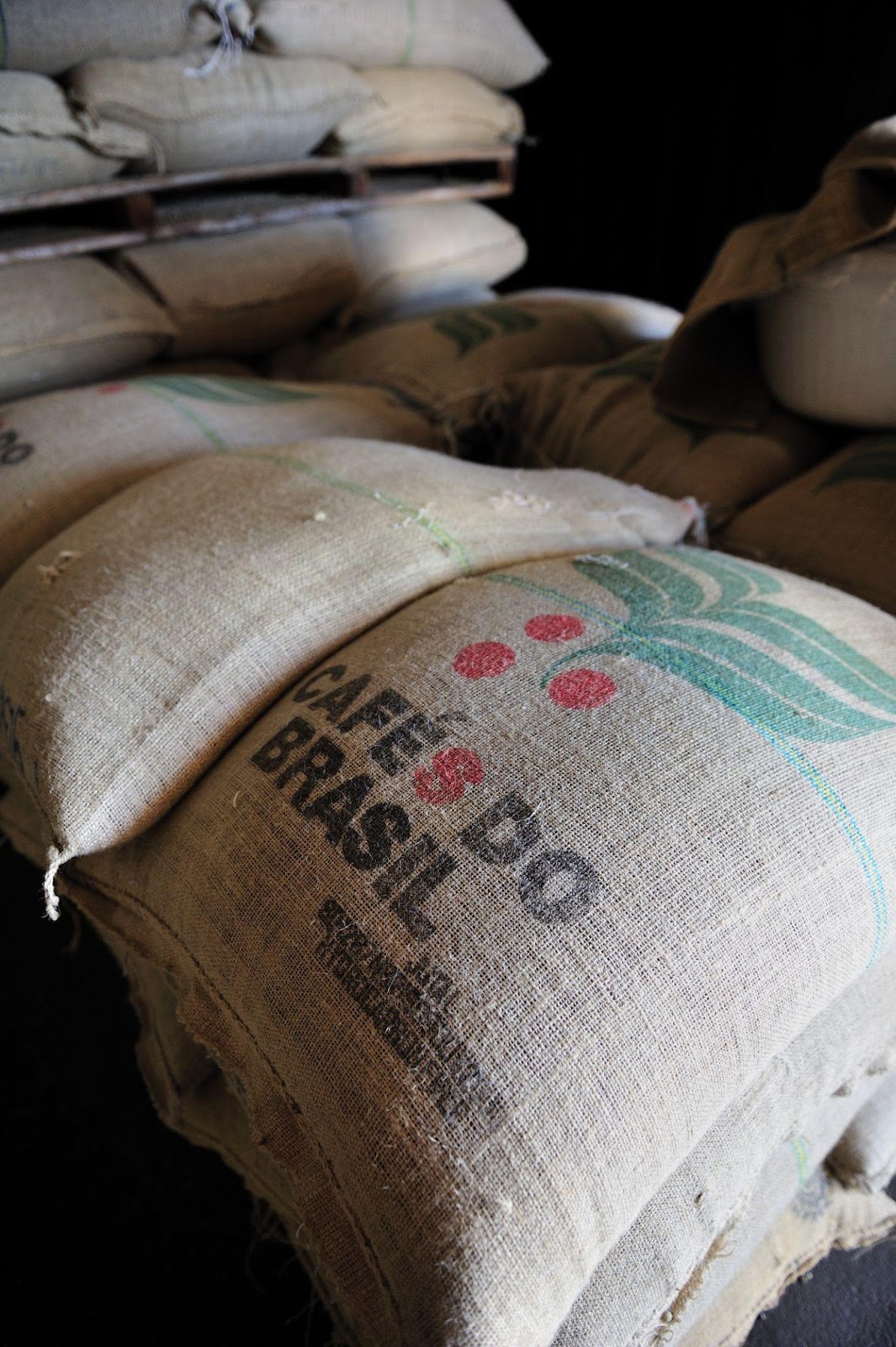 Sacas de café guardadas em galpão.