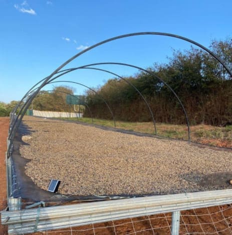 Terreiro suspenso com estrutura para cobertura